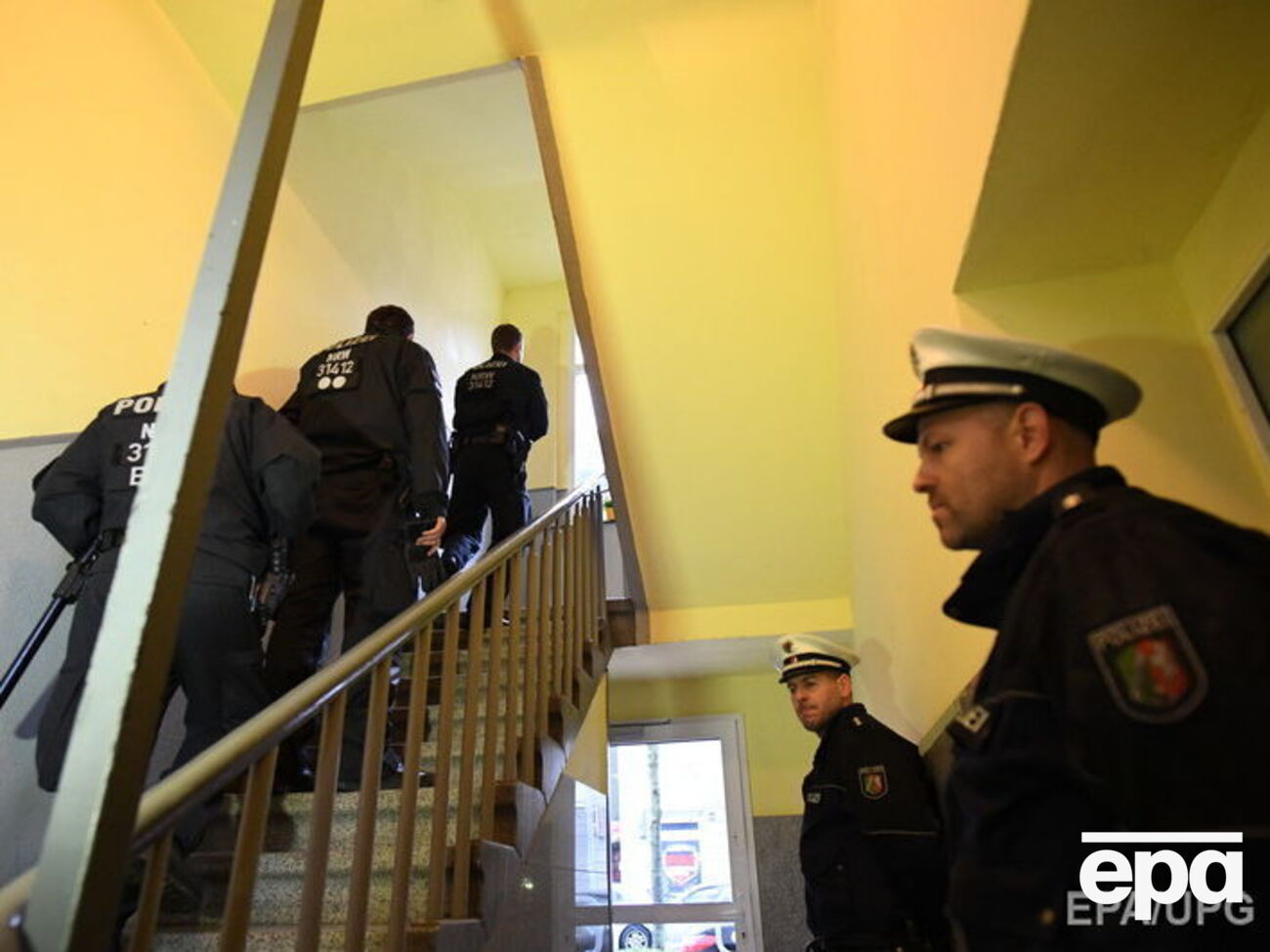 Полицейские обыскивали многоквартирный дом