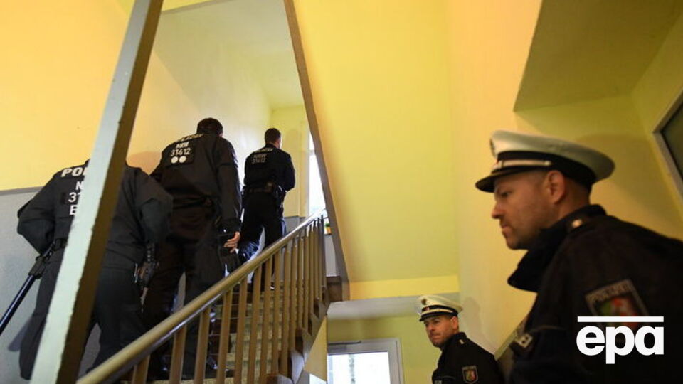 Полицейские обыскивали многоквартирный дом