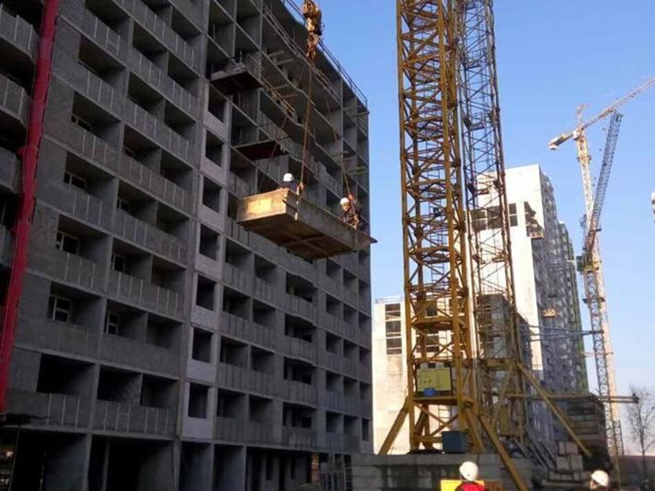 Травмированных спустили с высоты в специальной бадье