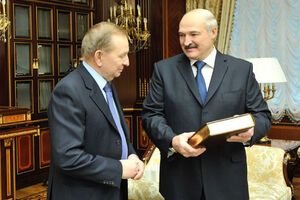 Кучма и Лукашенко обменялись подарками