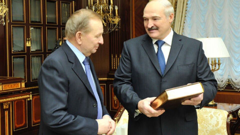 Кучма и Лукашенко обменялись подарками