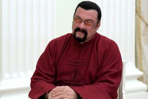 Сигал имеет российское гражданство