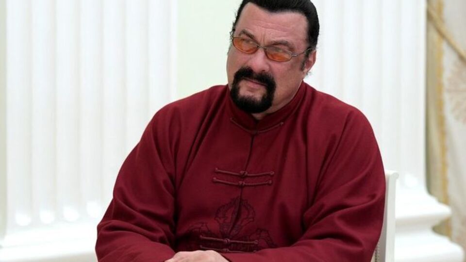 Сигал имеет российское гражданство