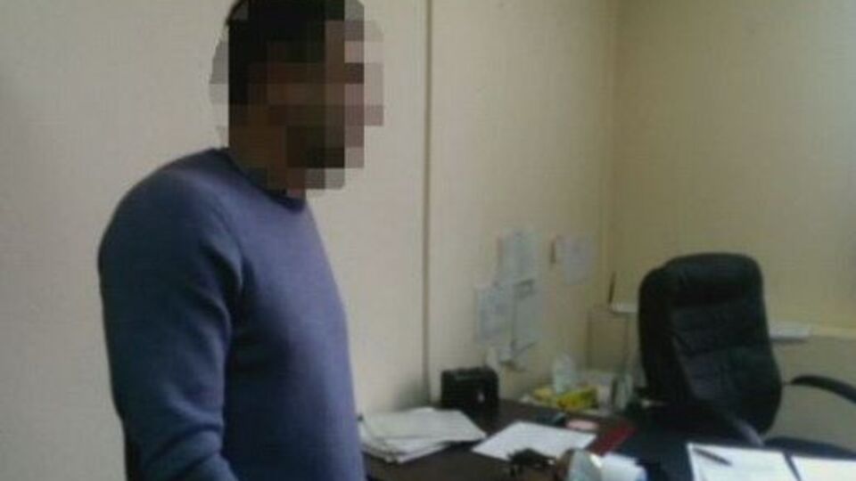 Прокуратура: Депутата задержали в момент передачи части взятки в размере $1,5 тыс.