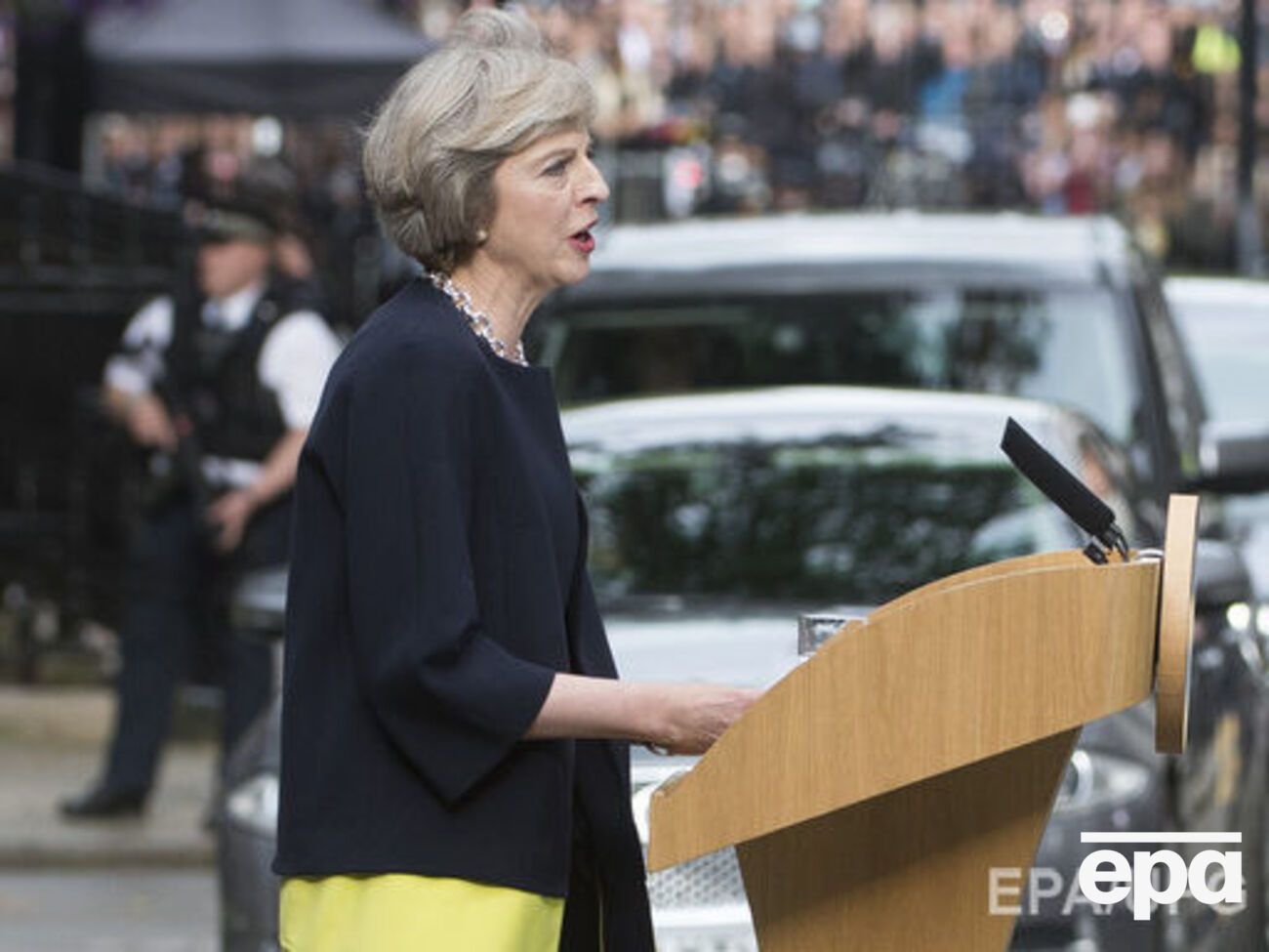 Источник заявил, что Мэй не рассказала королеве подробностей плана по Brexit