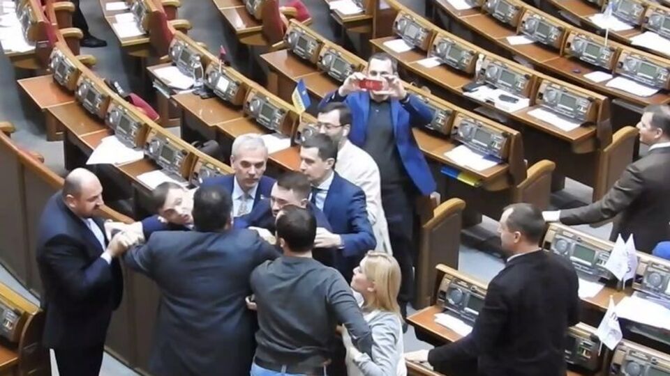Депутаты подрались в сессионном зале