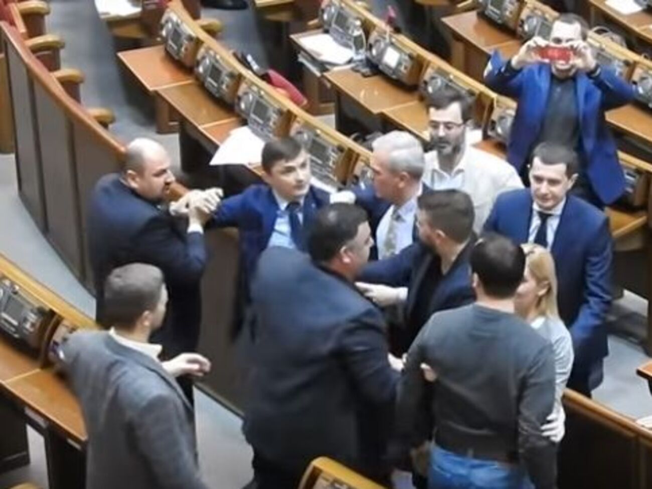 Сегодня Головко и Кишкарь подрались в ходе пленарного заседания