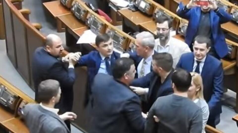 Сегодня Головко и Кишкарь подрались в ходе пленарного заседания