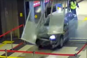 Автомобиль ВАЗ-2115 таранит двери здания аэровокзала международного аэропорта Казань