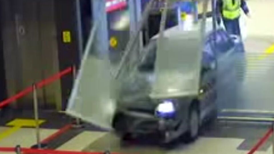Автомобиль ВАЗ-2115 таранит двери здания аэровокзала международного аэропорта Казань