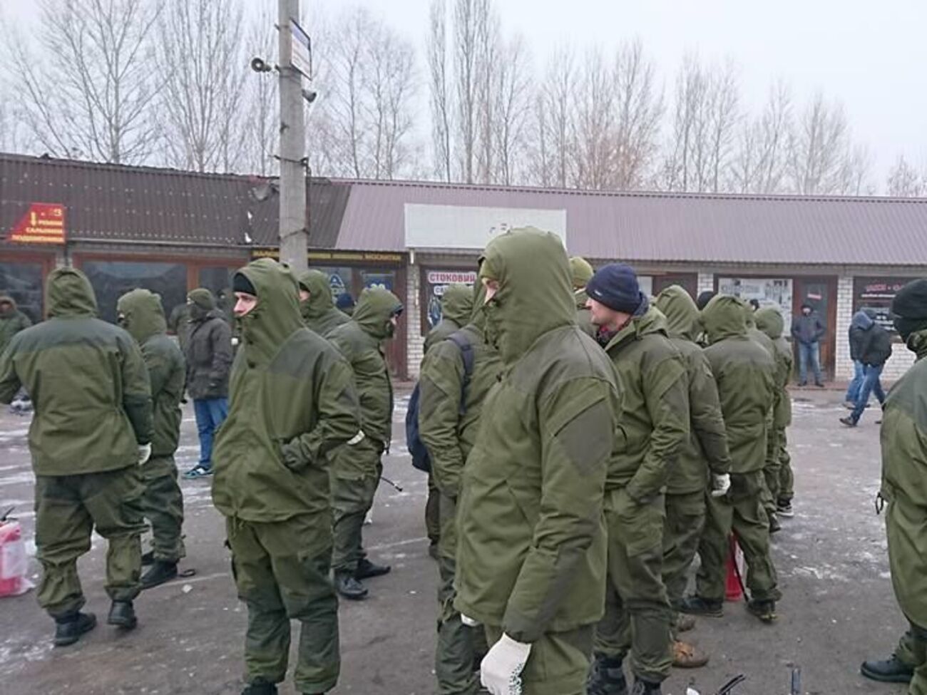 Сносить МАФы приехали люди в зеленой форме