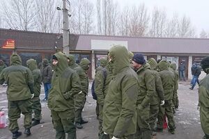 Сносить МАФы приехали люди в зеленой форме
