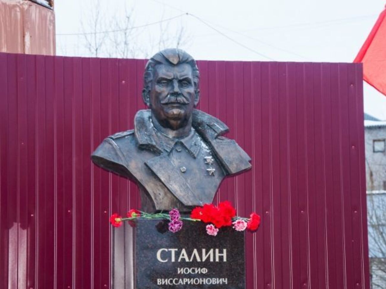 Памятник Сталину установили недалеко от местного СИЗО