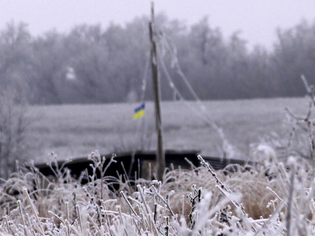 Украинские военные установили флаг под носом у боевиков