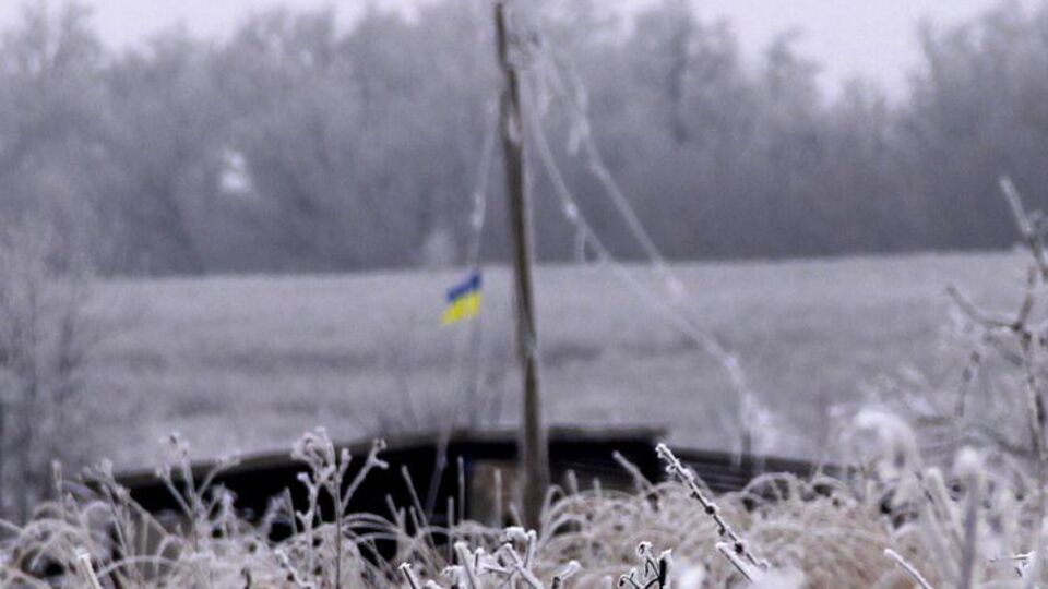 Украинские военные установили флаг под носом у боевиков