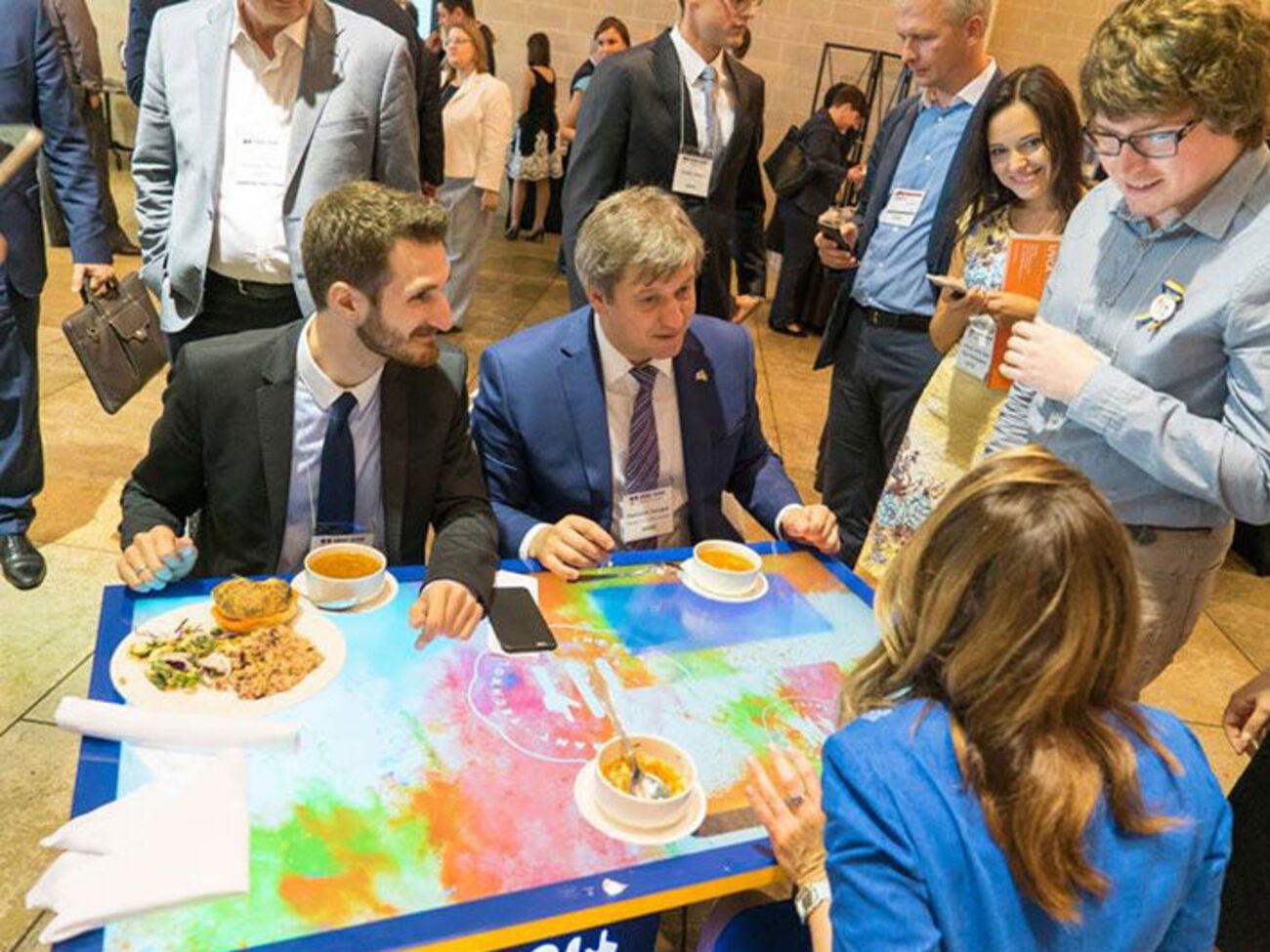 В кафе Киева и Львова заработают украинские интерактивные столы