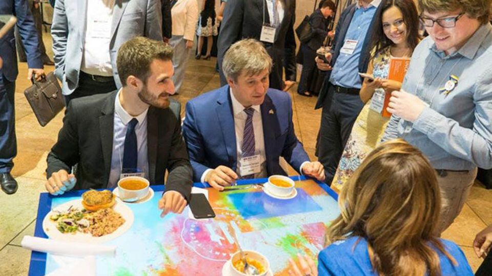 В кафе Киева и Львова заработают украинские интерактивные столы