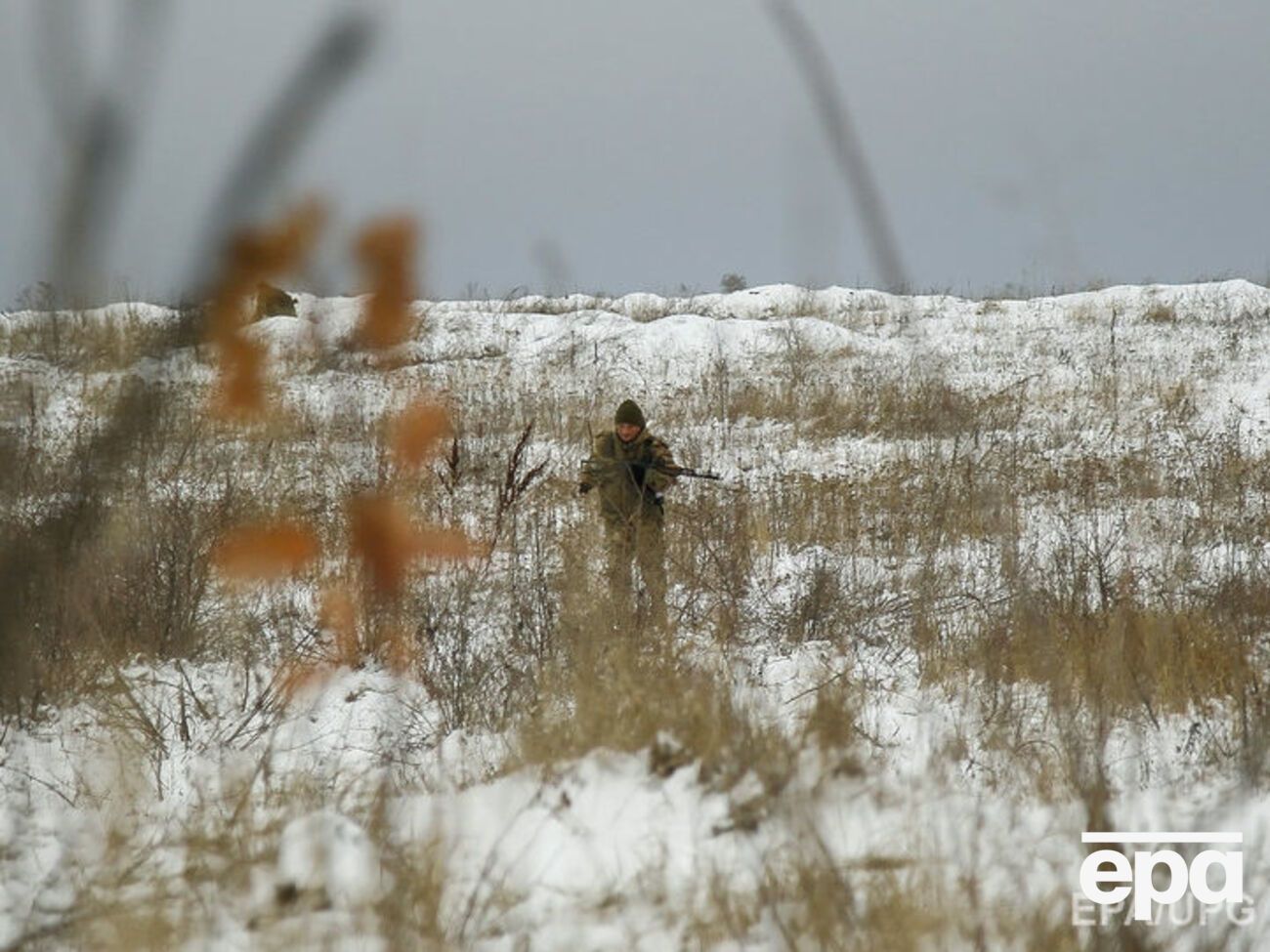 Украинские военные наблюдают за передвижением разведчиков боевиков, но не открывают по ним огонь