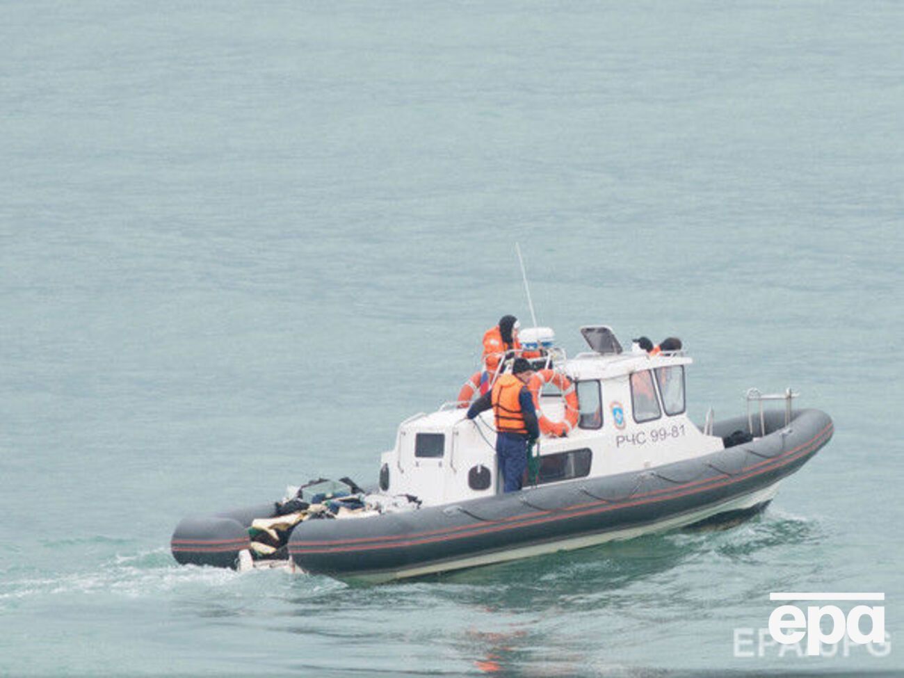 Спасатели работают на месте крушения Ту-154 в Черном море