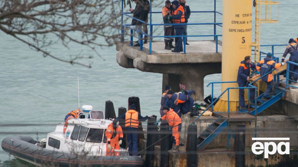 На месте падения Ту-154 в Черном море ведутся поисково-спасательные работы