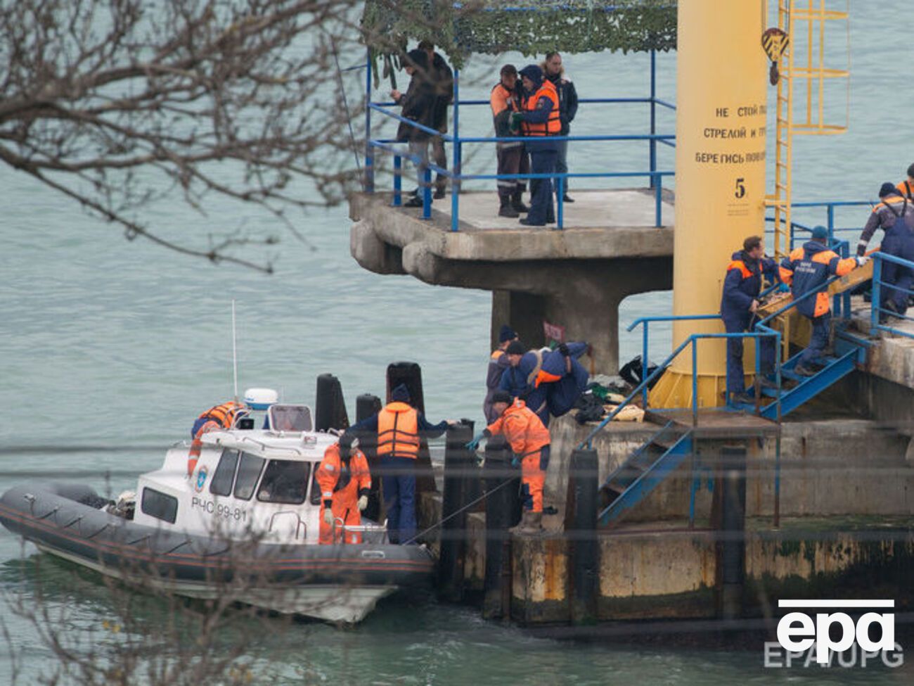 На месте падения Ту-154 в Черном море ведутся поисково-спасательные работы