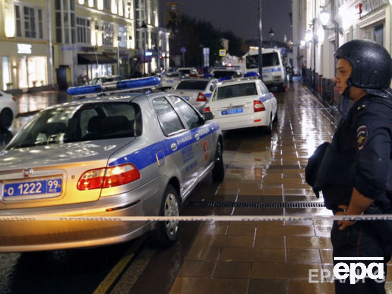 Мужчина ранил троих полицейских