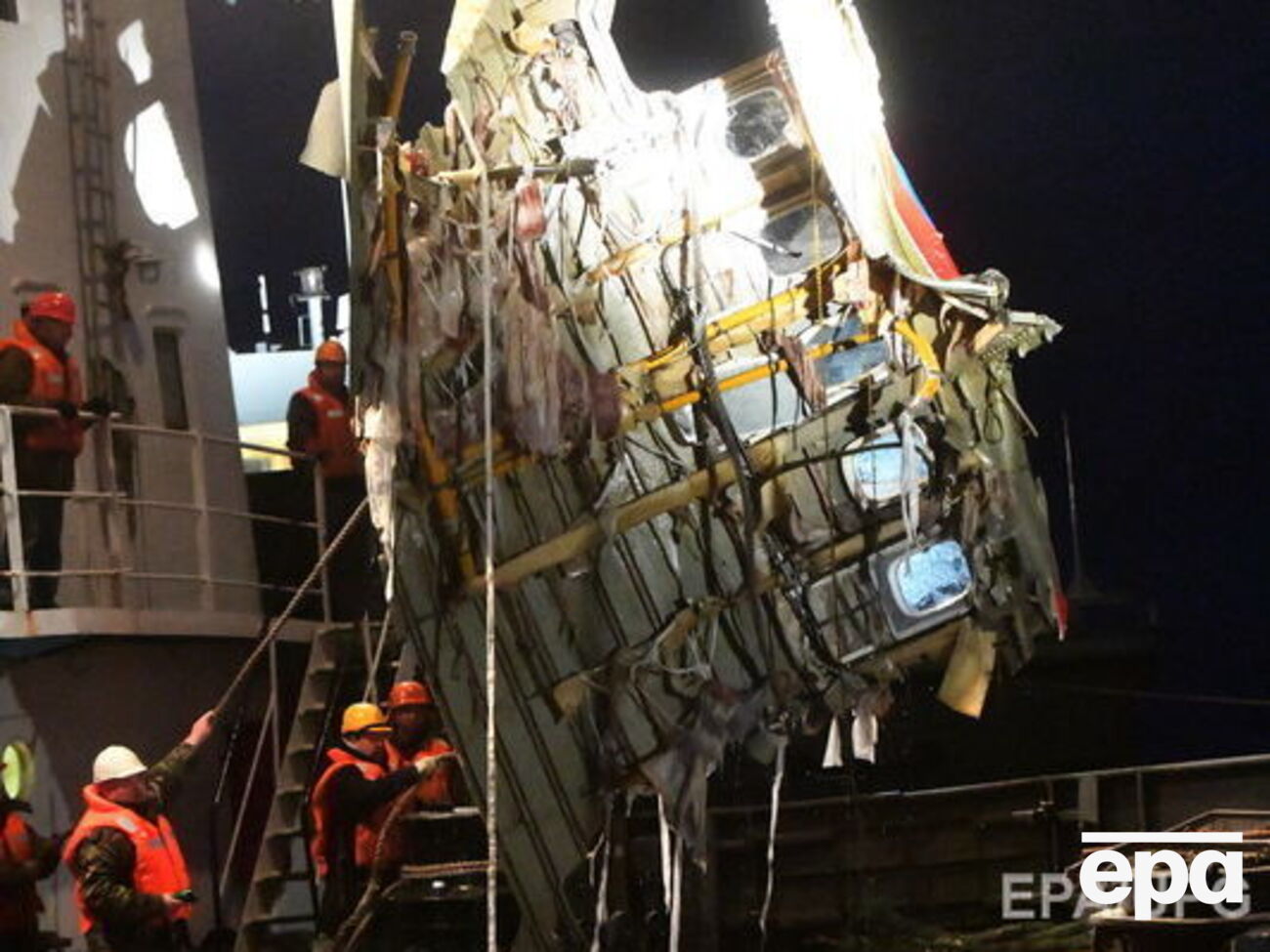 Источники не исключают, что катастрофа могла случиться по совокупности нескольких причин, в том числе ошибочных действий экипажа и неполадки одного из двигателей