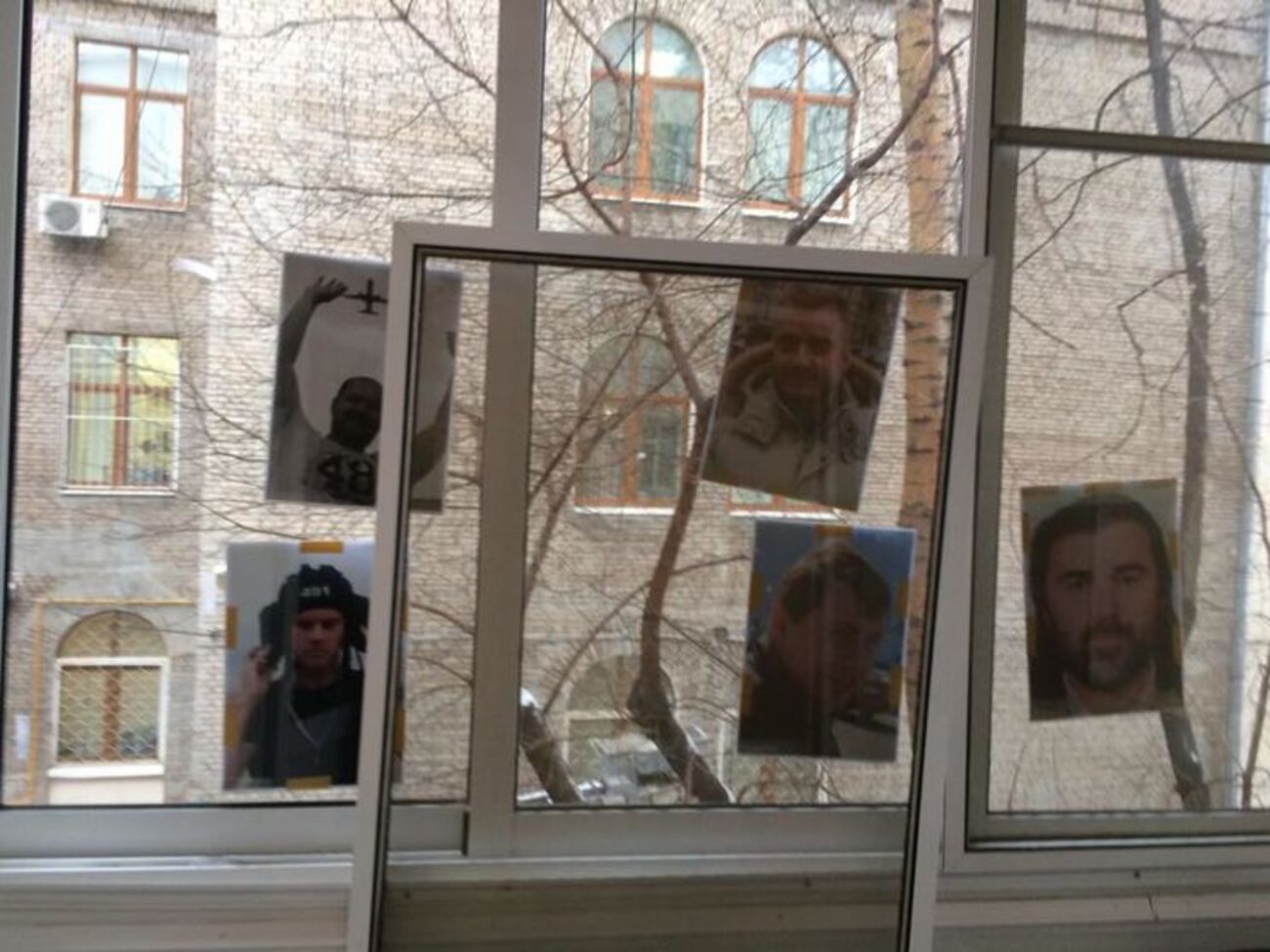 Людей, наклеивших фотографии на ее балкон, Рынска назвала "обычными бандитами"