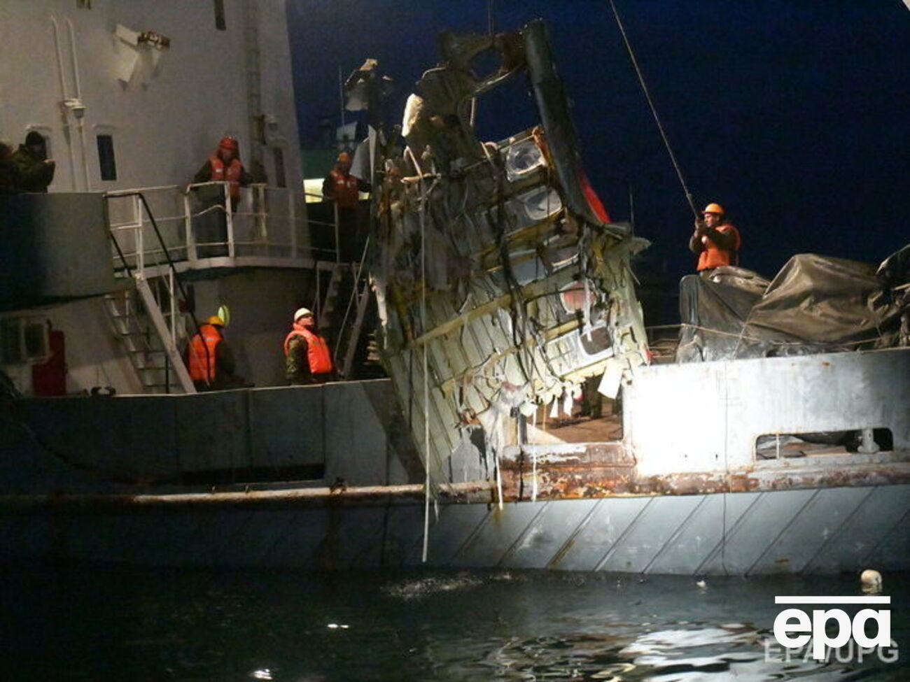 Спасатели достают обломки потерпевшего крушение Ту-154 под Сочи