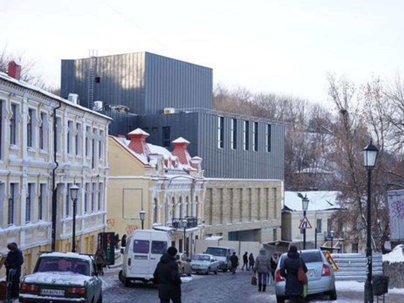 Автор петиции требует снести новый фасад театра