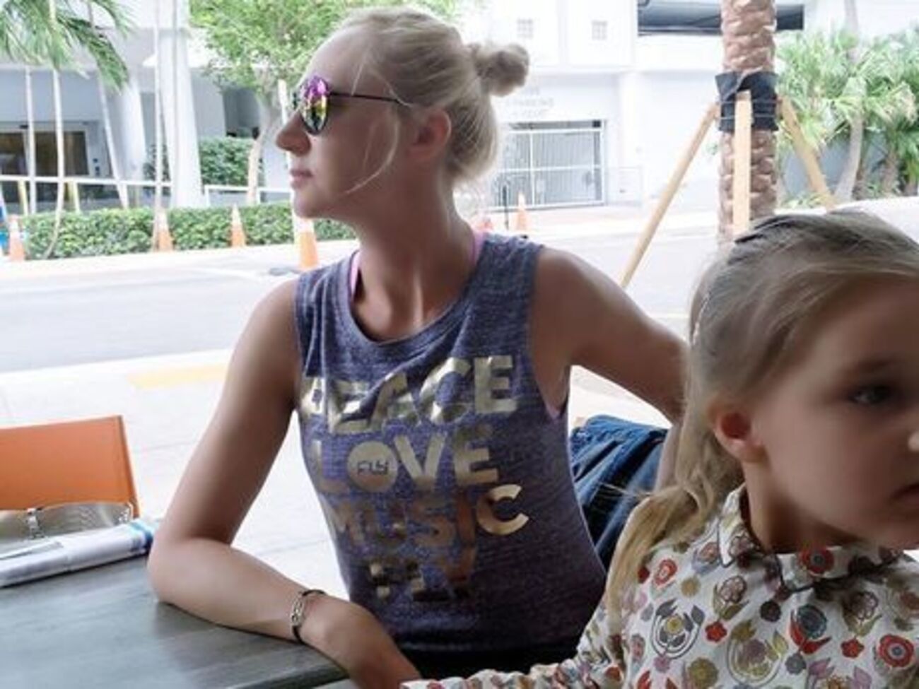 Орбакайте:&nbsp;А тем временем Клавочка покоряет снежные вершины на сноуборде, братья счастливы, что она теперь может составить им компанию