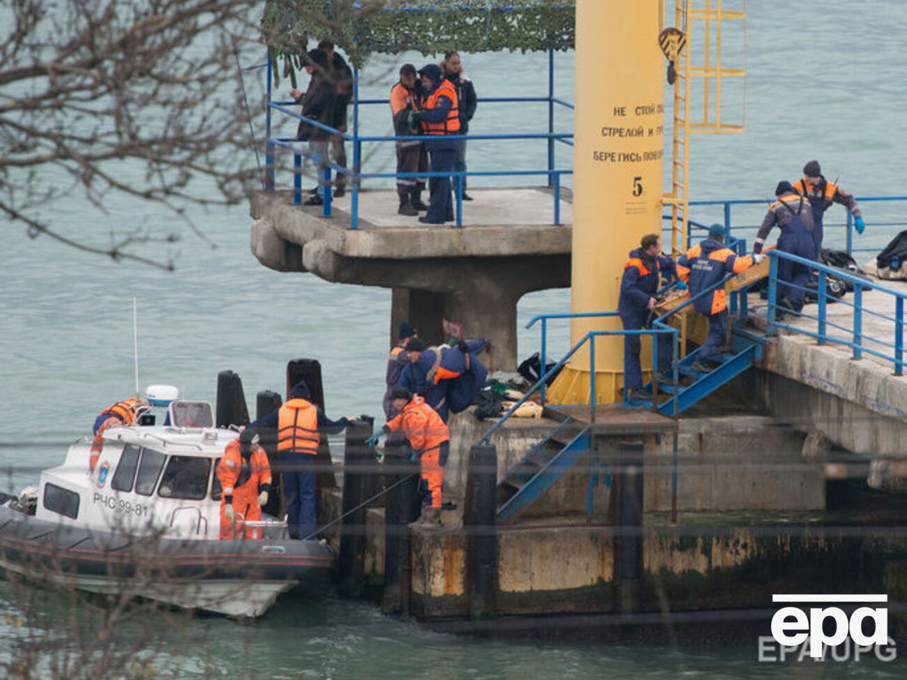 Поисковые работы на месте крушения Ту-154 в Черном море продолжаются