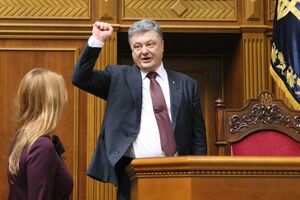 Порошенко лидирует в президентском рейтинге, незначительно опережая Тимошенко