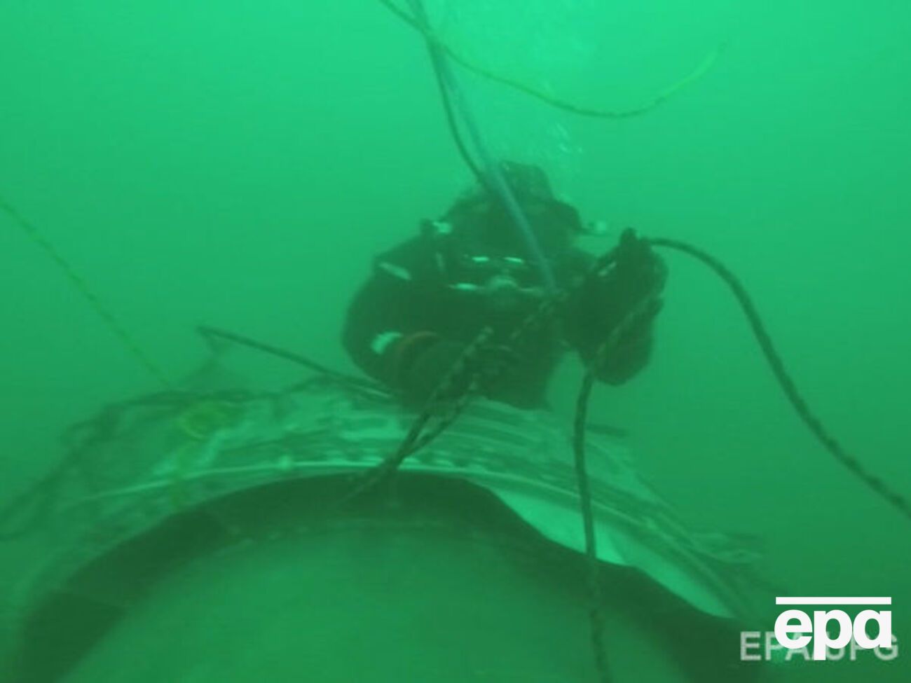 Водолазы обнаруживают все новые фрагменты самолета