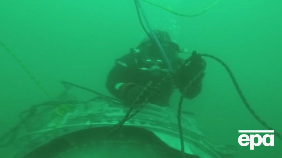 Водолазы обнаруживают все новые фрагменты самолета