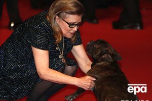 Фишер приходила на светские мероприятия со своим питомцем