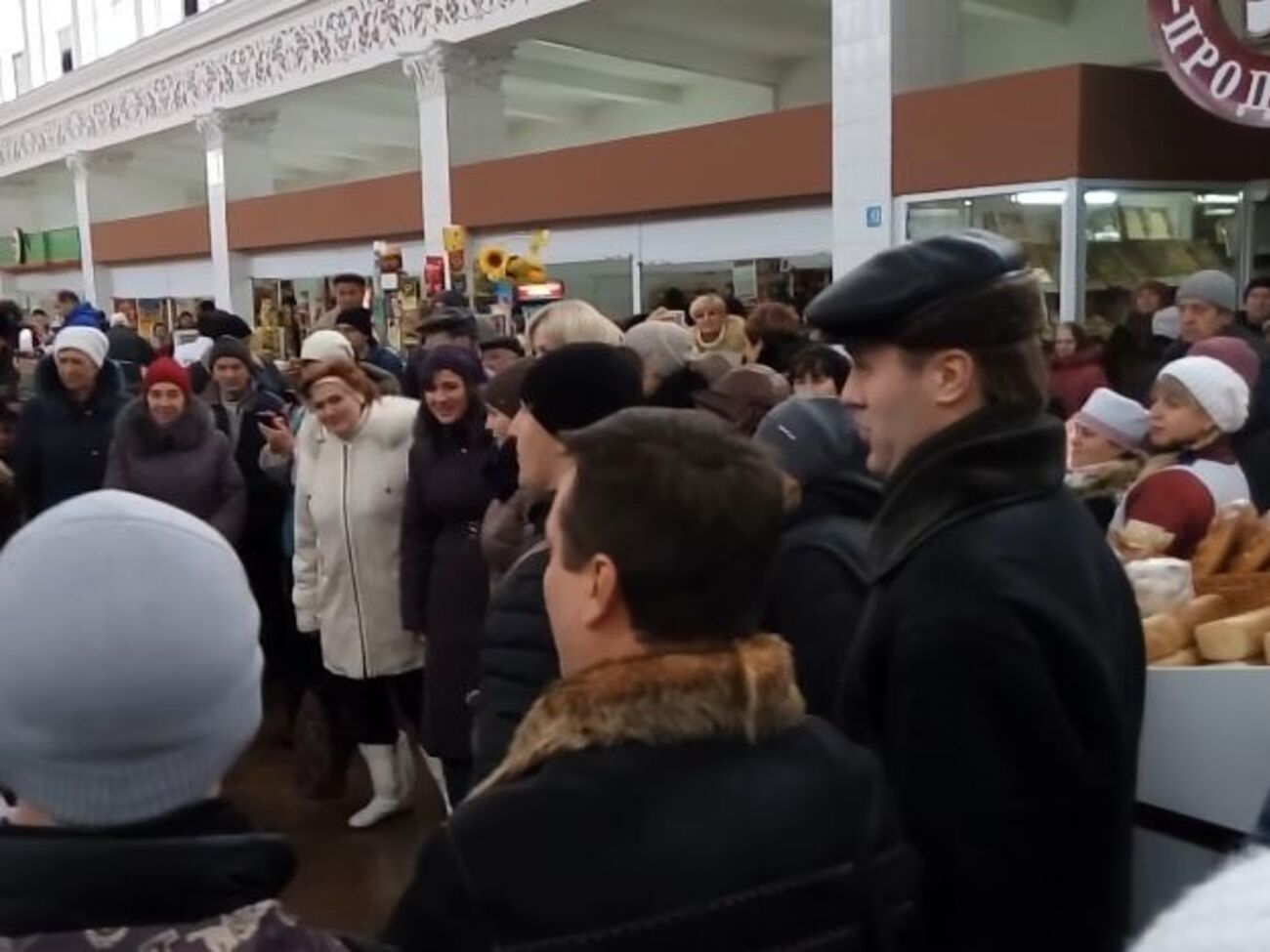 В Харькове на Центральном рынке прошел рождественский флешмоб