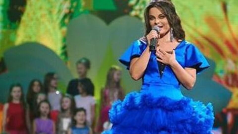 Королева продемонстрировала грудь