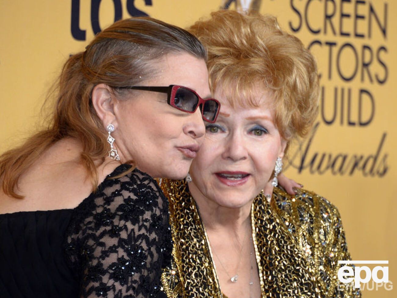 Фишер и Рейнольдс умерли с разницей в два дня