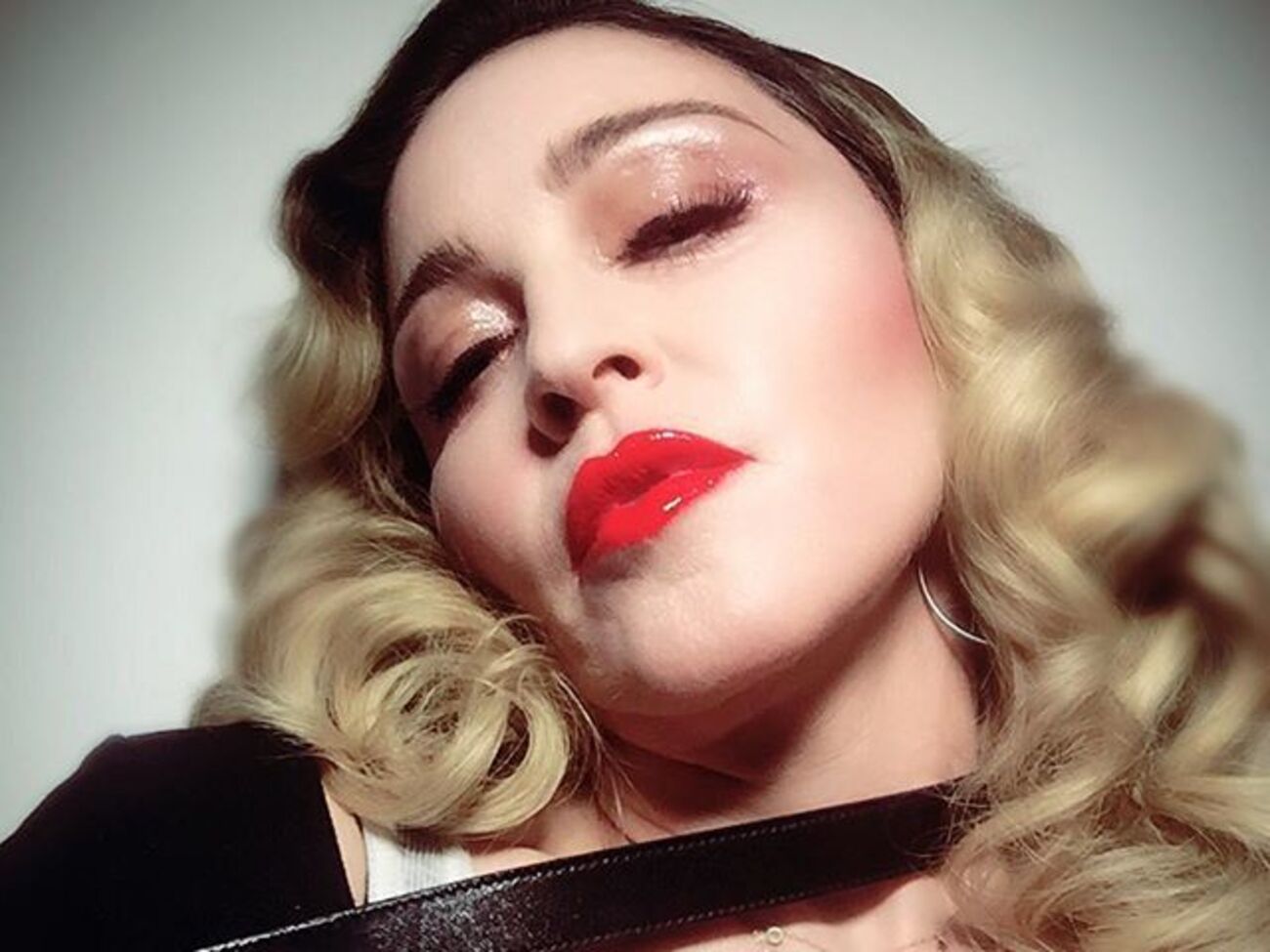 Мадонна:&nbsp;Милейшая фотография Кэрри Фишер, смотрящей на свою мать Дебби Рейнольдс на сцене!