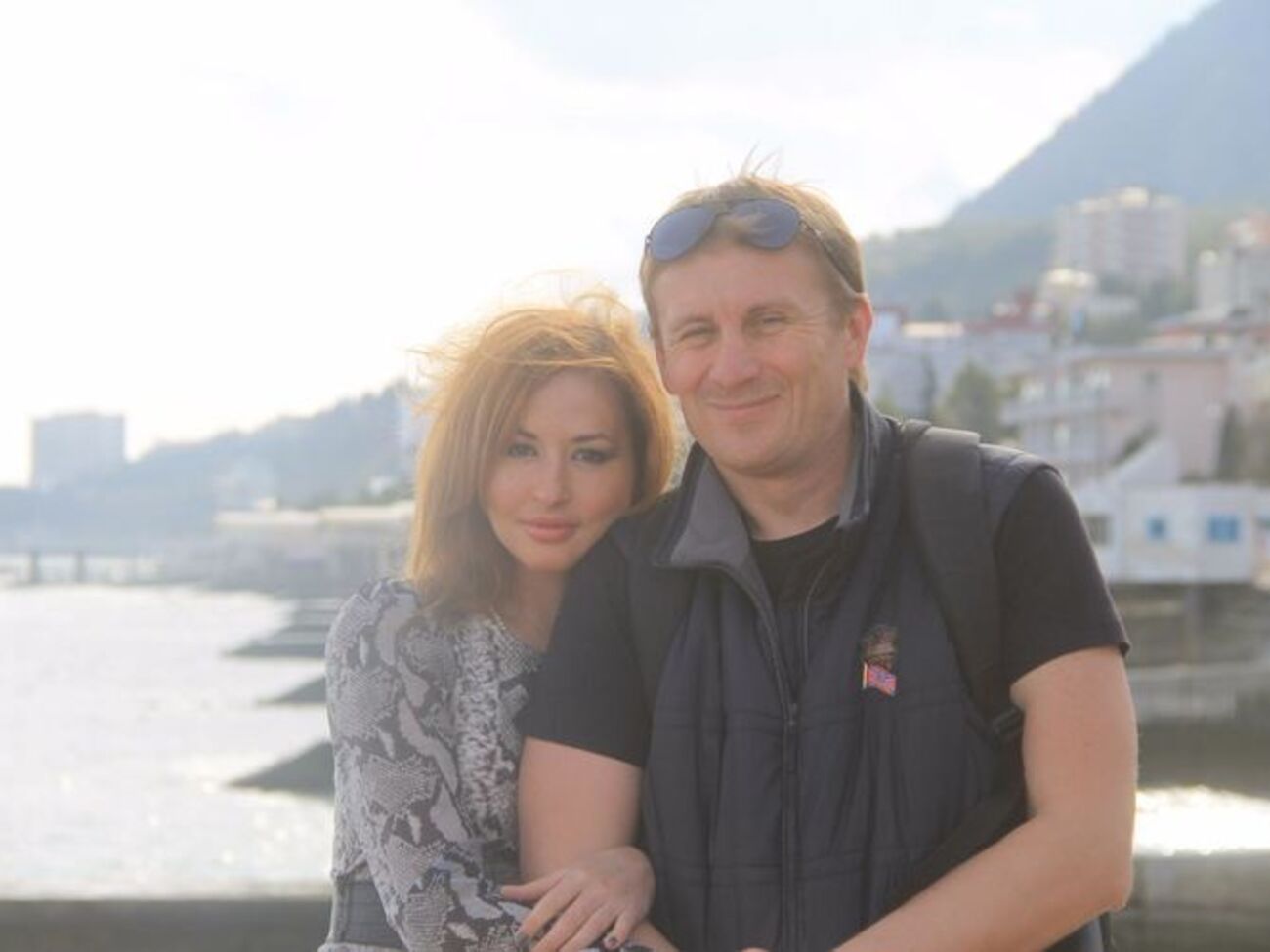 Сворак опубликовала фото с человеком, который носит значок "Новороссия"