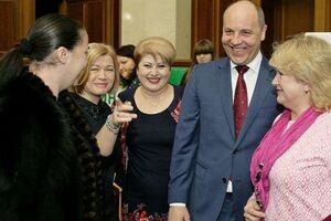 Парубий поздравил работников аппарата парламента с грядущими новогодними праздниками