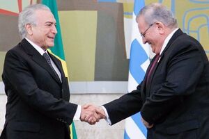 Амиридис (справа) и президент Бразилии Мишель Темер