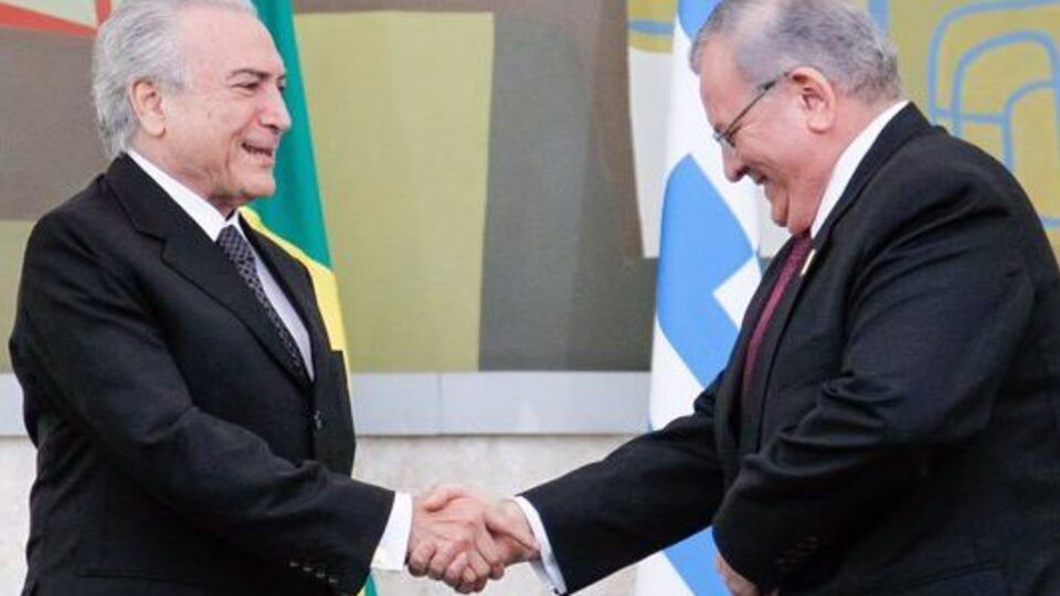 Амиридис (справа) и президент Бразилии Мишель Темер