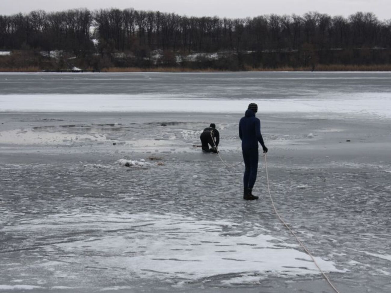 Водолазы подняли тело погибшего на поверхность