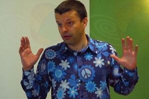 Парфенов: Одно дело – какая-нибудь небольшая страна сидит там на обочине мира, что-то там такое делает, тихонько примус починяет. Но нас по-прежнему 140 млн, мы самая большая европейская страна