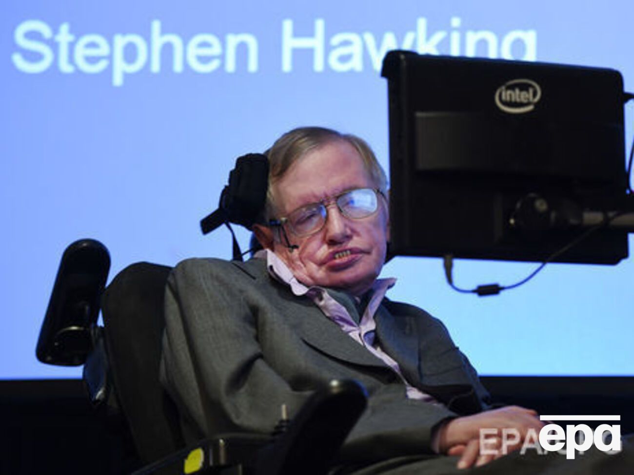 Хокинг: Не только рабочие места, но и целые отрасли исчезают, мы должны помочь людям переквалифицироваться