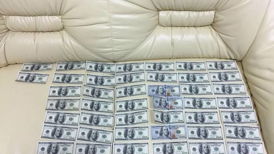 Судью задержали во время получения взятки