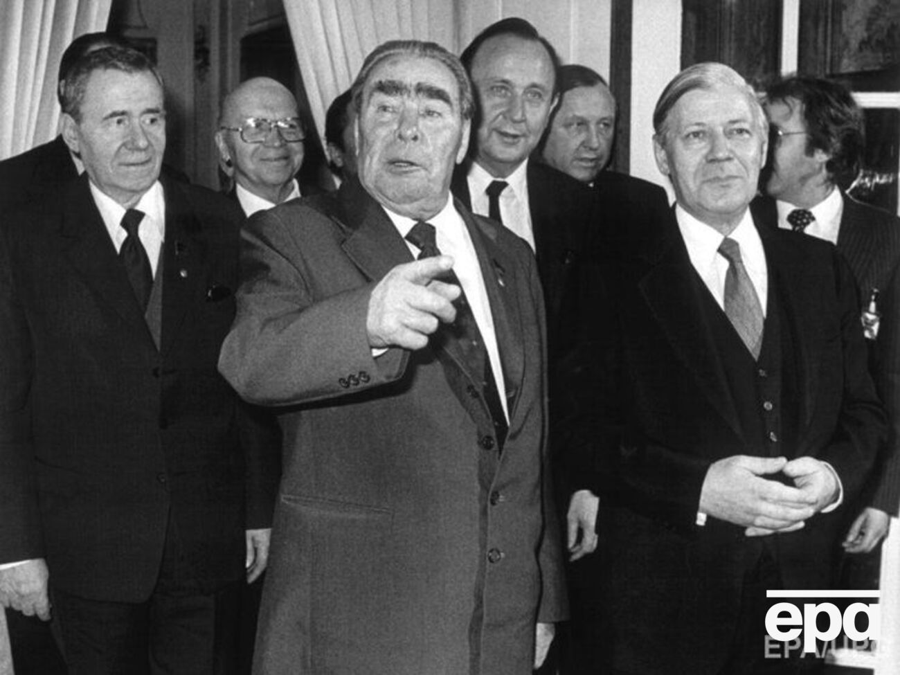 Громыко (на фото крайний слева) и глава СССР Леонид Брежнев в Германии в 1981 году