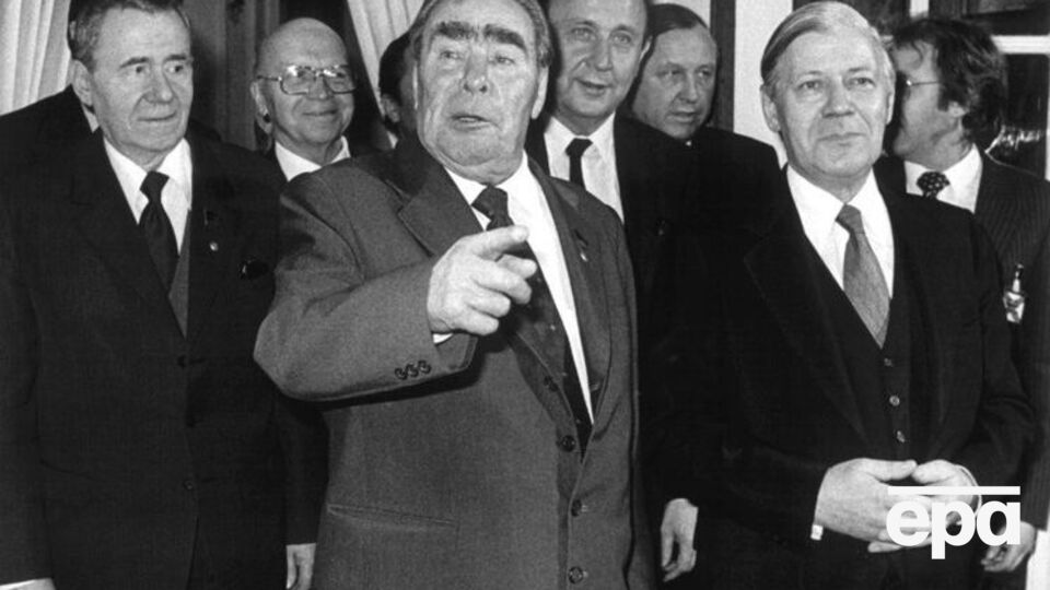 Громыко (на фото крайний слева) и глава СССР Леонид Брежнев в Германии в 1981 году